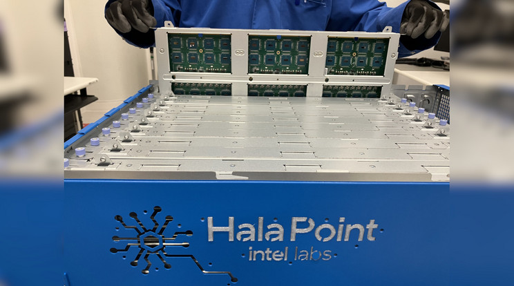 A Hala Point komputer 1,15 milliárd mesterséges neuront tartalmaz 1152 Loihi 2 chipen, és másodpercenként 380 billió szinaptikus műveletre képes. Építhettek volna sokkal nagyobb gépet is, de a szoftveres fejlesztéseknek időre van szükségük. Az igazán nagy dolgok még csak ezután jönnek. / Fotó: Intel