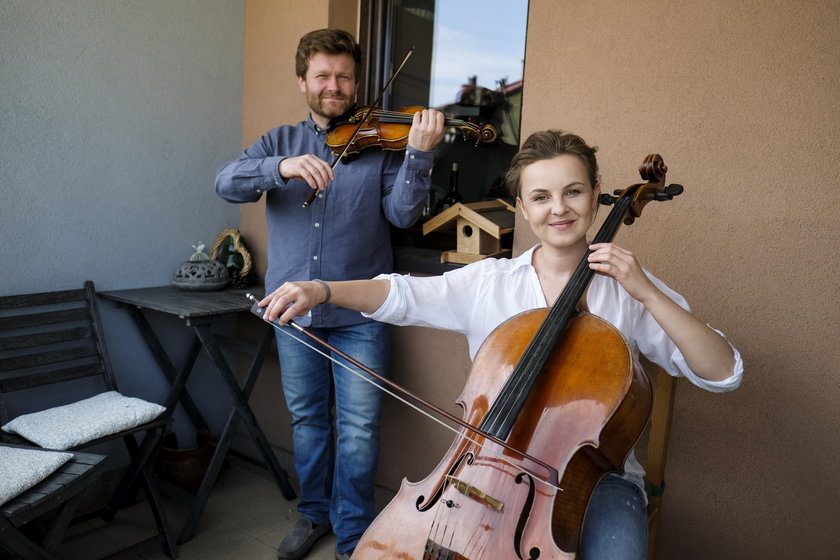 Para muzyków z Będzina gra koncerty na balkonie