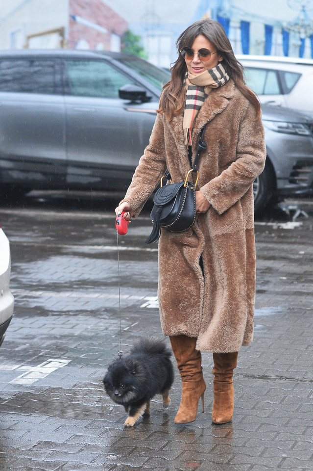 Kinga Rusin w stylowym płaszczu pod studiem "Dzień Dobry TVN"