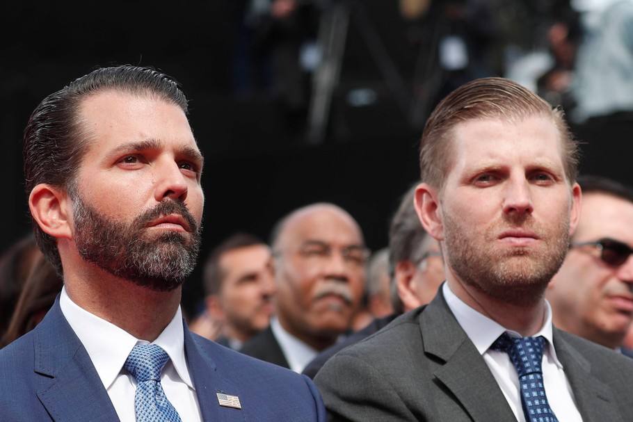 Donald Trump Jr. (po lewej) oraz Eric Trump (po prawej) powoli, ale systematycznie spłacają długi ojca. Do tej pory pozbyli się kilkudziesięciu milionów zobowiązań. 