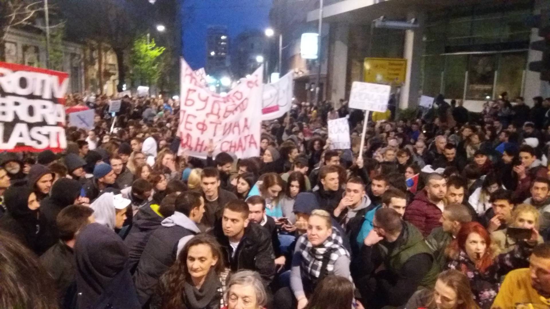 "Ovako nešto nisam u životu doživeo": Hiljade studenata ćutale za žrtve bombardovanja