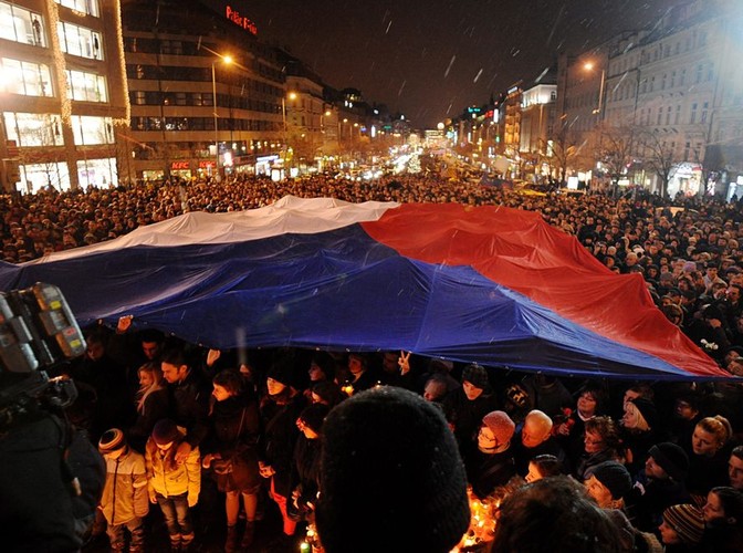 Na Placu Wacława w Pradze zapalane są znicze, ludzie przynoszą kwiaty