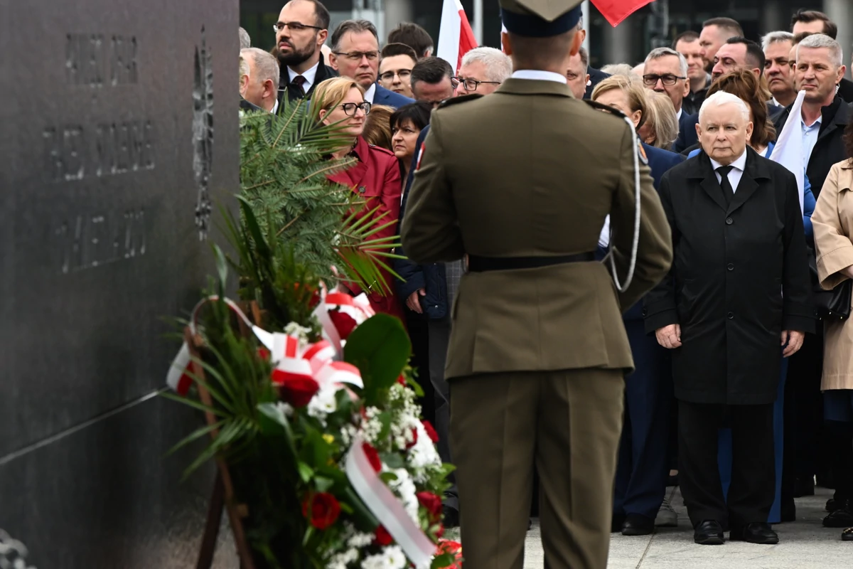  Rocznica katastrofy smoleńskiej. Przed Pałacem Prezydenckim Apel Pamięci z udziałem polityków PiS