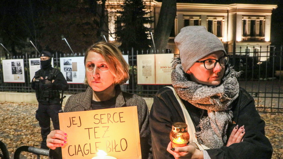 Protest przed Trybunałem Konstytucyjnym po śmierci pacjentki, której odmówiono aborcji