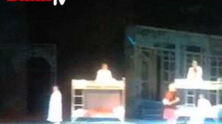 Botrány a szegedi Abigél előadáson: néző mászott a színpadra
