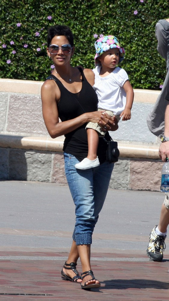 Halle Berry z córką Nahlą (2 l.) w Disneylandzie