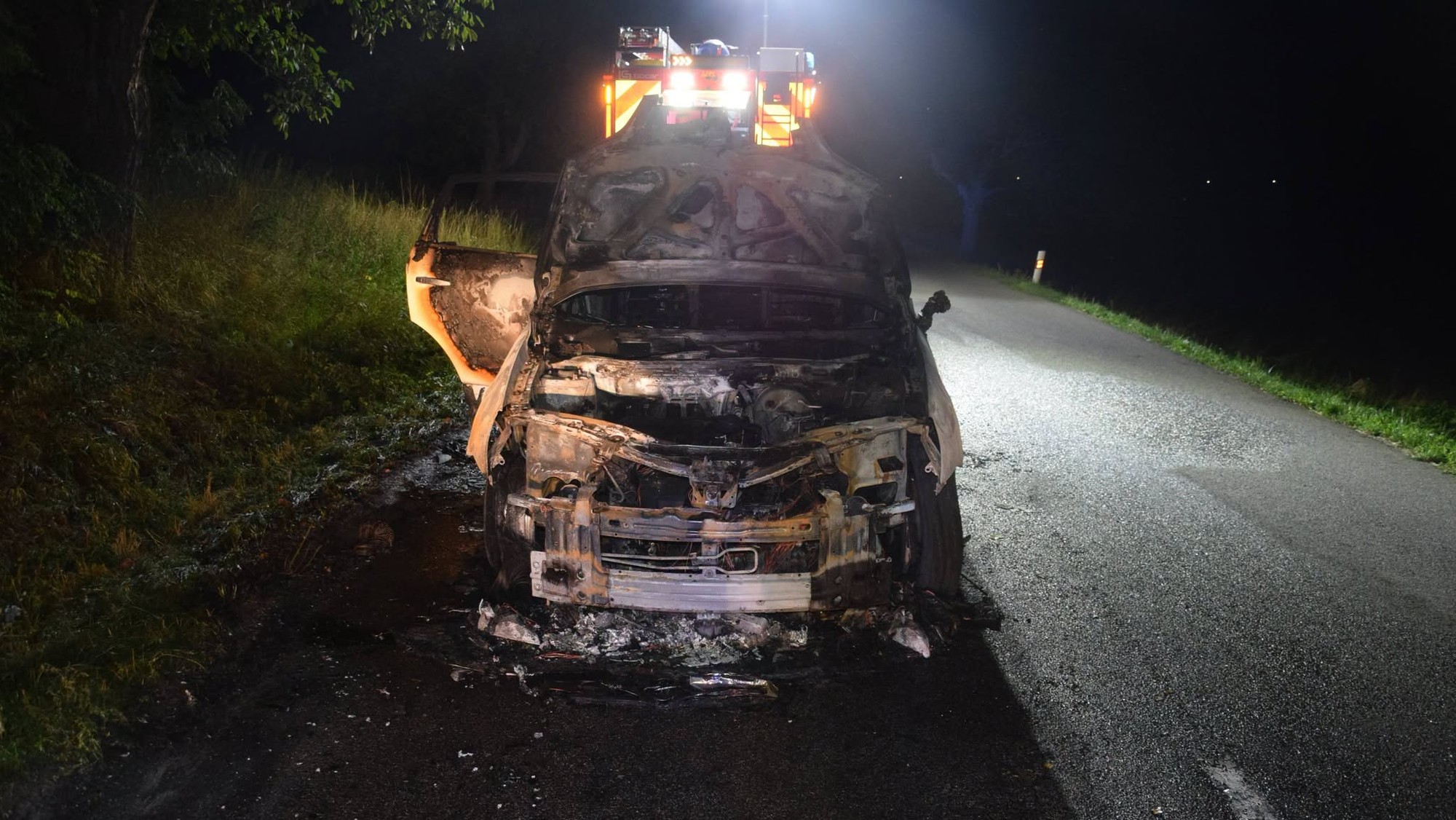 V obci Štefanov večer horelo auto, škodu vyčíslili na najmenej 5-tisíc eur