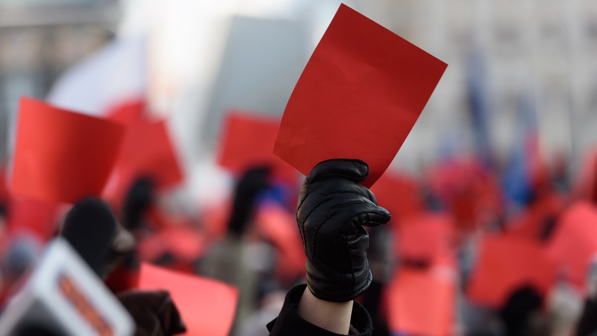 "Czerwona kartka dla Prawa i Sprawiedliwości". Manifestacja w Poznaniu