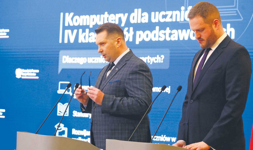 Minister Czarnek przestrzega przed nowoczesnością; minister Cieszyński skroluje telefon
