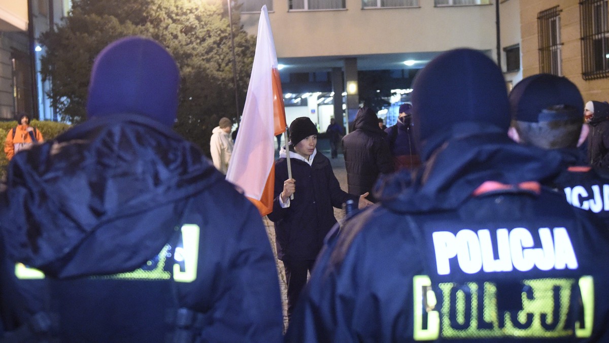 Fotoreporter Polskiej Agencji Prasowej w gmachu PKW wykonywał swe obowiązki, wynikające z realizacji misji Agencji - podkreśla zarząd PAP po zatrzymaniu przez policję Tomasza Gzella. Wypowiedzieli się także Press Club Polska i środowisko fotoreporterów.