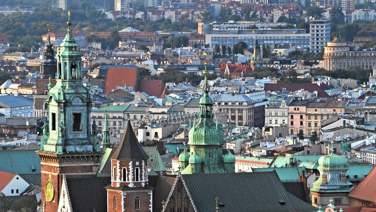 Krakowskie powietrze najgorsze w Polsce. Stężenie szkodliwych pyłów jest tu największe. Sezon grzewczy jeszcze bardziej pogorszy sytuację - pisze Gazeta Kraków.