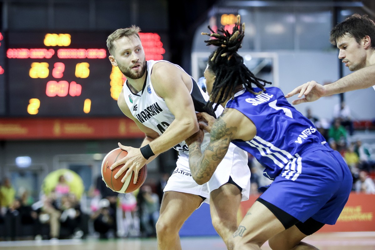 Koszykarz Legii Warszawa Marcel Ponitka (L) i Nike Sibande (C) z Kataja Basket podczas meczu grupy J Pucharu Europy FIBA