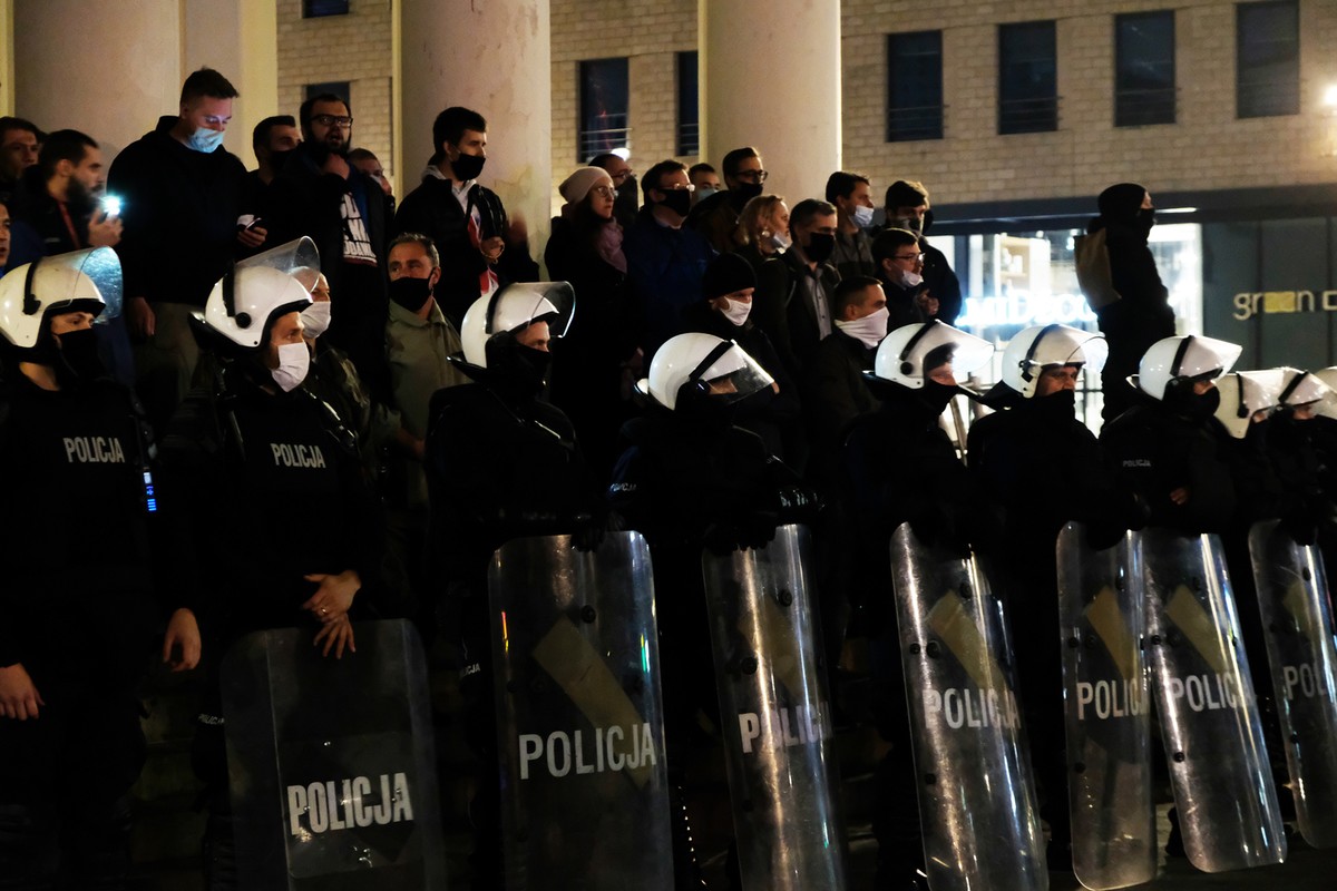 Rzecznik KSP tłumaczy, dlaczego na protestach policjanci mają przy sobie broń