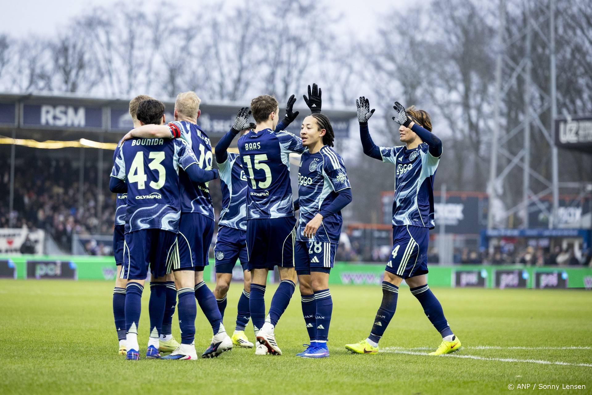 Moeizame zege bij Telstar: Ajax komt tot drie punten van Feyenoord