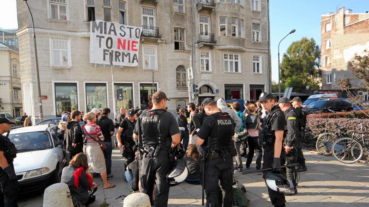 Dantejskie sceny rozegrały się dzisiaj rano w centrum Warszawy. Kilkanaście osób zabarykadowało się w mieszkaniu przy ul. Hożej, z którego eksmitowana miała być kobieta z synem. Doszło do protestu przeciw wyrzuceniu rodziny. Interweniowała policja. Wyważono drzwi mieszkania i wyprowadzono demonstrujących. Rodzina została ostatecznie eksmitowana.