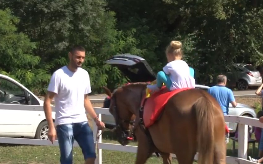 Ono po čemu se ova konjička disciplina razlikuje od ostalih jeste to, da dete zavisi od vodiča konja koji njime upravlja, kaže instruktor jahanja Dragiša Filimonović