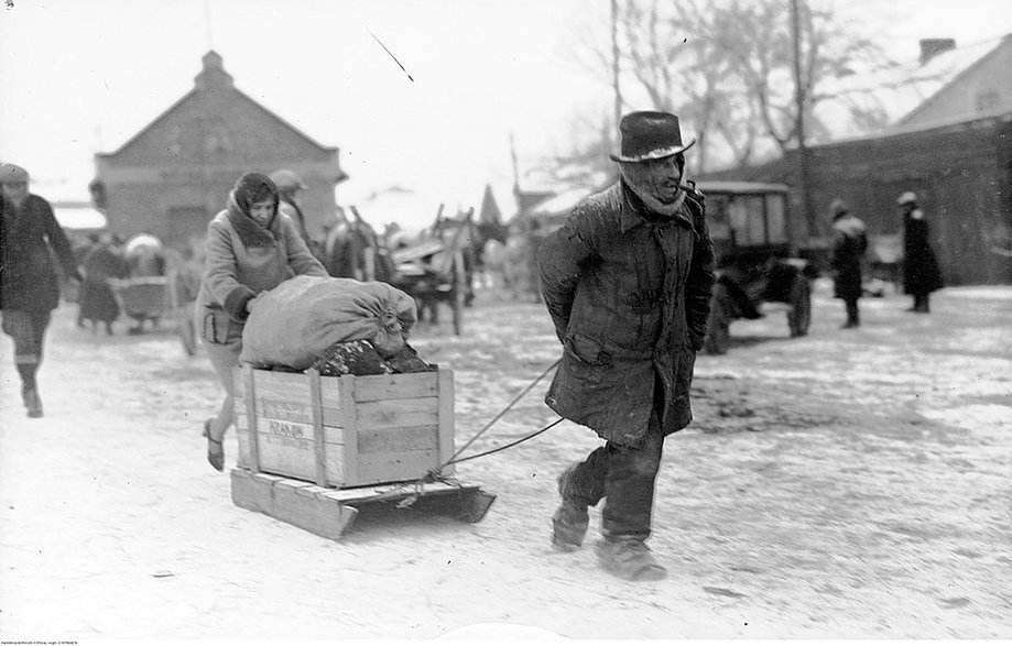 Mężczyzna ciągnący sanie z węglem w Krakowie, luty 1929