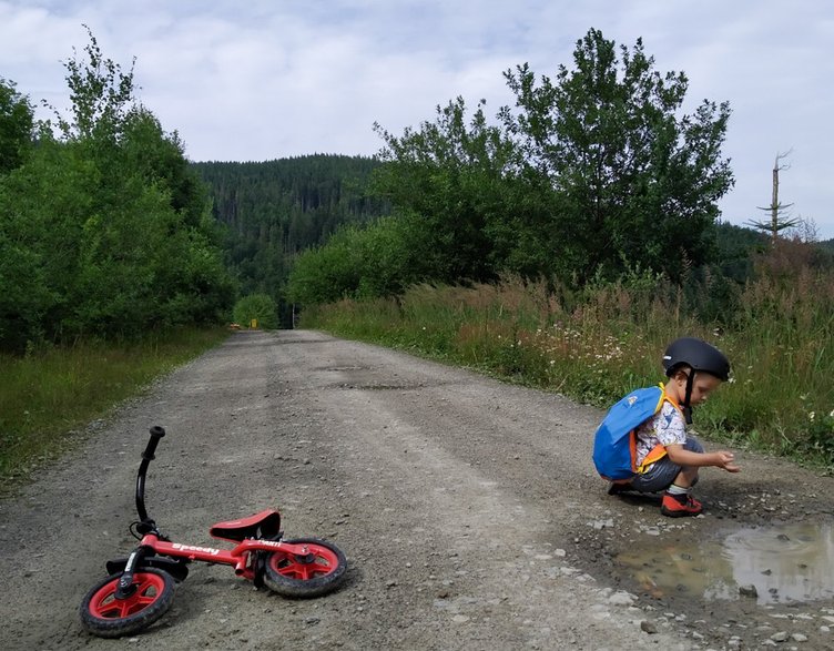 Rowerek biegowy na szlaku