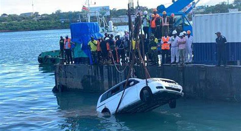 Retrieval of the Likoni tragedy vehicle on Friday. [Source/Mwalimu/Twitter]