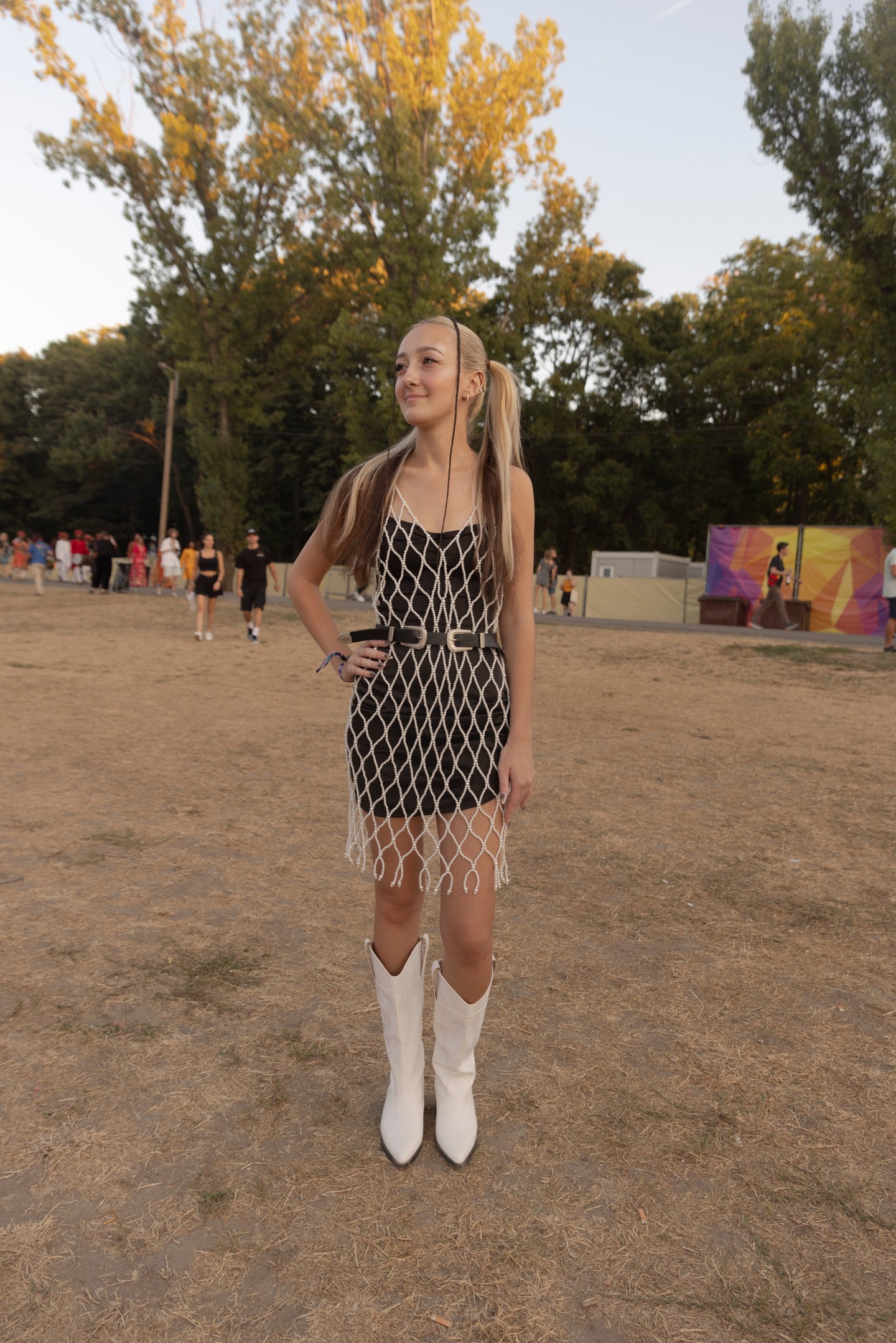 Ki mondta, hogy a ruha nem lehet önmagában egy ékszer? - Denisa Suancárová (Szlovákia) - Gyöngyös ruha URBAN OUTFITTERS, Mini ruha SHEIN, Öv és csizma Seconhand