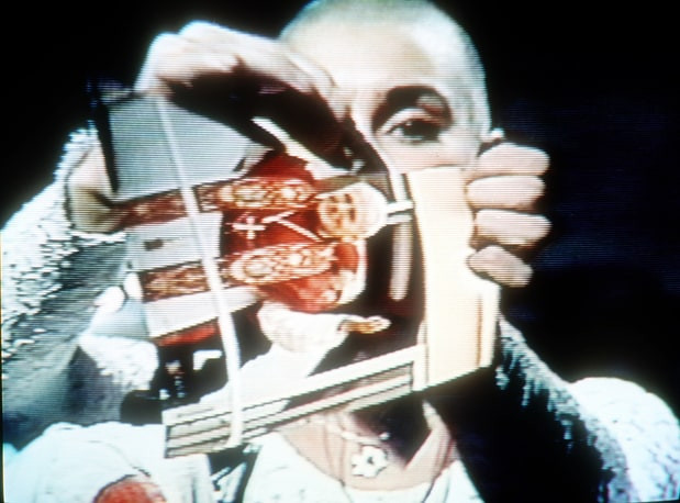 Sinead O’Connor drze zdjęcie Jana Pawła II