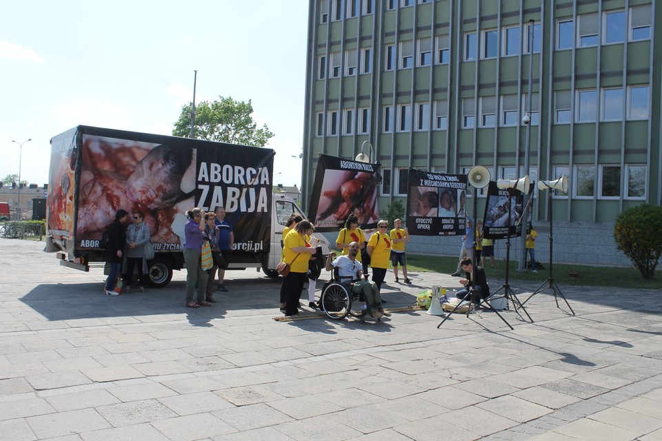 Manifestacje zwolenników i przeciwników prof. Chazana w Kielcach