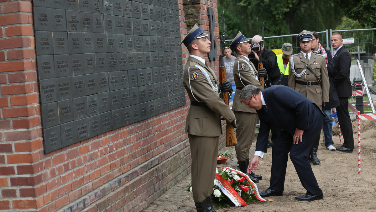 Prezydent Bronisław Komorowski obejrzał miejsce ekshumacji ofiar powojennego terroru komunistycznego, prowadzonych na Cmentarzu Wojskowym na warszawskich Powązkach przez IPN i Radę Ochrony Pamięci Walk i Męczeństwa.