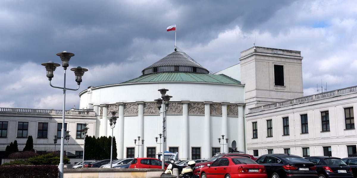 Samochód TVP został wywieziony na lawecie wezwanej przez straż miejską.