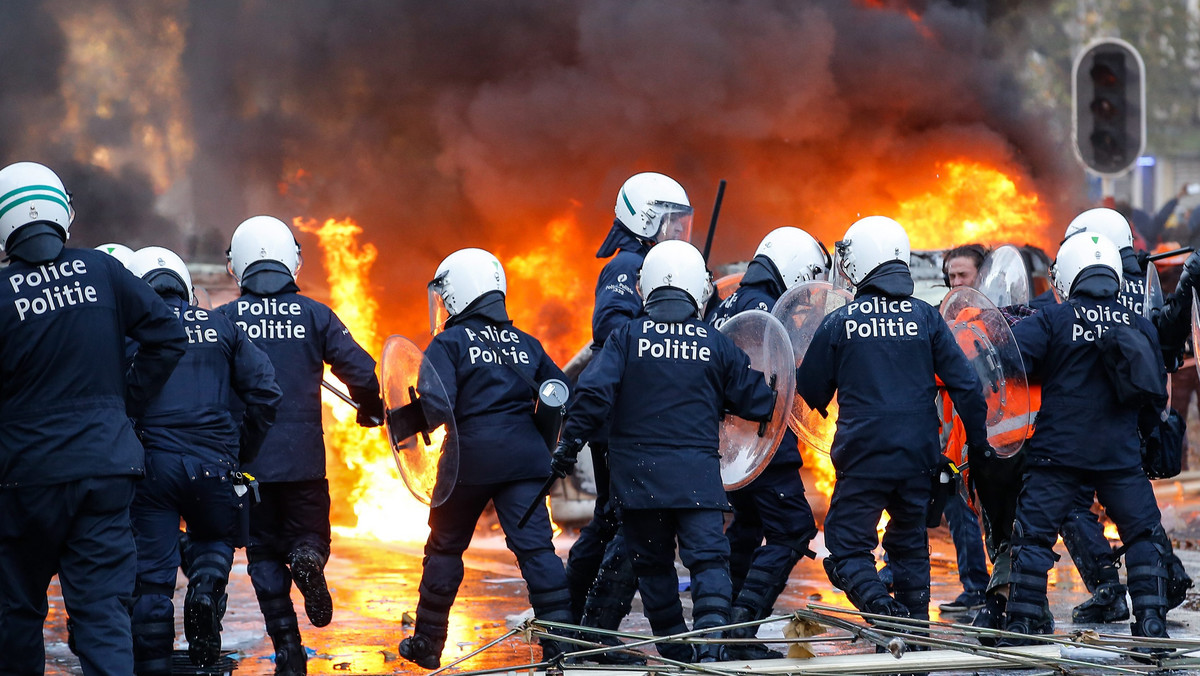 Co najmniej sto tysięcy ludzi przeszło ulicami Brukseli w demonstracji przeciwko planom oszczędnościowym nowego rządu Belgii. Protest sparaliżował na kilka godzin komunikację w centrum miasta. Więcej osób przesiadło się na rowery.