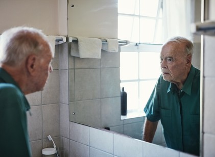 Alzheimer-kór első jelek: a beteg a saját tükörképével beszélget, vagy éppen nem érti, mit jelent a televízió című cikk nyitóképe