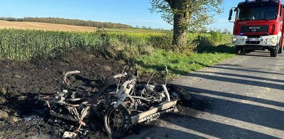 Przerażony kierowca wyskoczył z płonącego samochodu. Teraz grozi mu więzienie