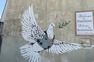 Betlejem. Mural Banksy'ego „Gołąb pokoju w kamizelce kuloodpornej