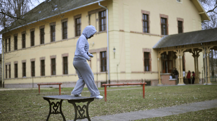 A késelő 13 éves lányt letartóztatták, de korára tekintettel ebbe az intézetbe szállították / Fotó: MTI Fotó Cseke Csilla