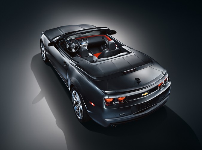 Oto chevrolet camaro w wersji kabrio. Ikona amerykańskich dróg w nowym wcieleniu zrzuca ciuszki w 20 sekund. Właśnie tyle trwa spektakl składania miękkiego, płóciennego dachu...