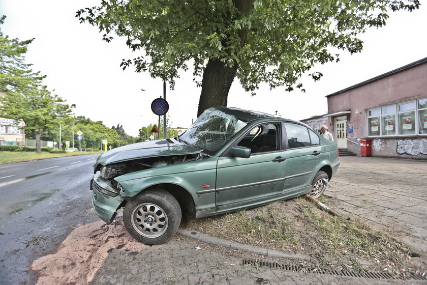 Roztrzaskał bmw w środku miasta. Odmówił powtórnego dmuchania w alkomat