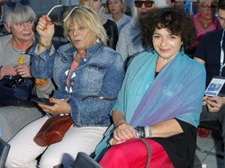 Katarzyna Grochola zapomniała, ile ma lat, że tak się ubrała?! FOTO