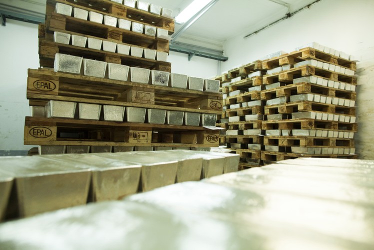 KGHM produkuje srebro głównie na eksport. Do krajowych odbiorców trafia zaledwie 2 proc. sprzedawanego metalu (dane za 2013 r.), tymczasem za granicę – aż 98 proc. Do największych odbiorców polskiego srebra należą Wielka Brytania, Belgia i Stany Zjednoczone. Na zdjęciu: Huta Miedzi Głogów - palety wypełnione sztabkami srebra przygotowane na eksport