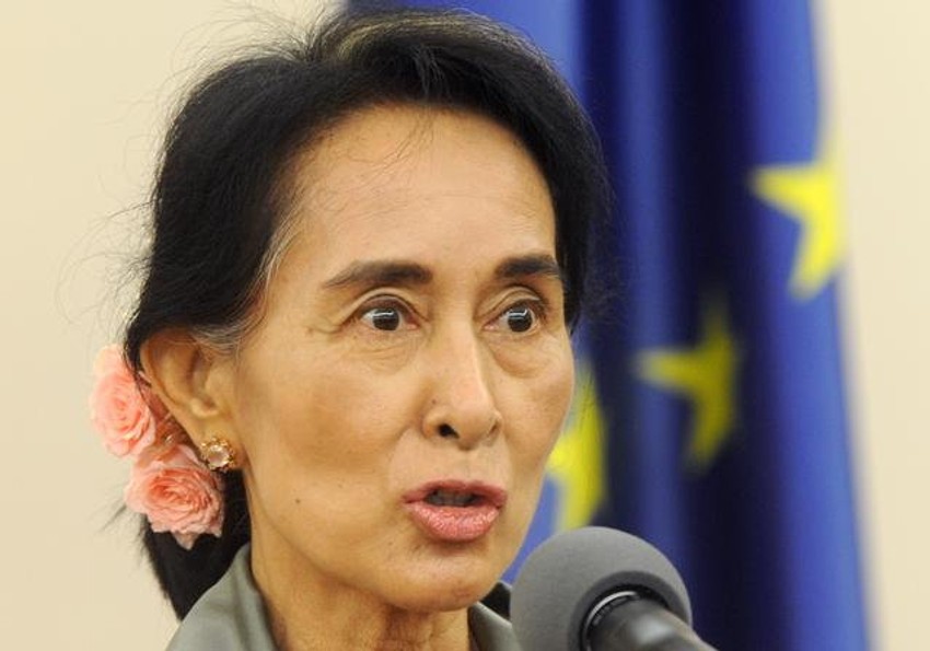 Su Ći, član je mjanmarskog parlamenta, ali ne može da učestvuje na izborima za predsednika jer je to po ustavu zemlje zabranjeno svakom ko ima jake veze sa stranim državljanima