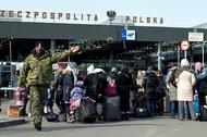 Uchodźcy z Ukrainy na przejściu granicznym w Medyce, 26 lutego 2022 r.