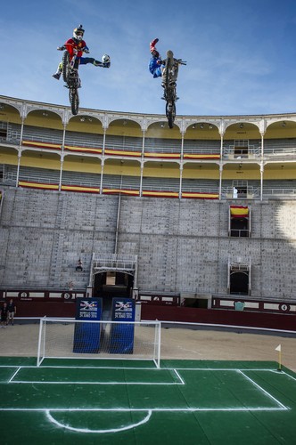 W Hiszpanii w piłkę grają nawet na motorach