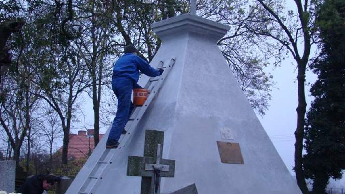 Na pełnym śladów pamięci o zasłużonych dla regionu i kraju mieszkańcach Kujaw cmentarzu w Górze, władze gminy Inowrocław, wzorem warszawskich Powązek, dzięki unijnej pomocy, podjęły zakrojoną na lata renowację zabytkowych nagrobków.