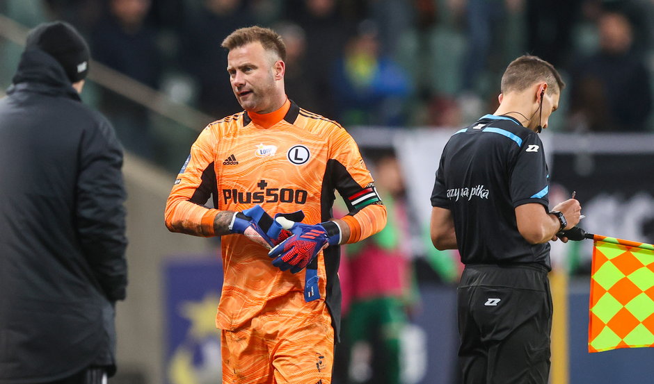 Artur Boruc schodzi z boiska po czerwonej kartce w meczu z Wartą Poznań