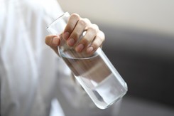 Co się dzieje w organizmie, gdy wypijesz za dużo wody? Ile wody to 'za dużo'?