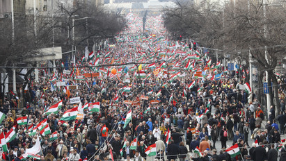 Hatalmas tömeg a Békemeneten, azt mondják, Orbán is csatlakozik, de vannak kisebb balhék – fotók, videók
