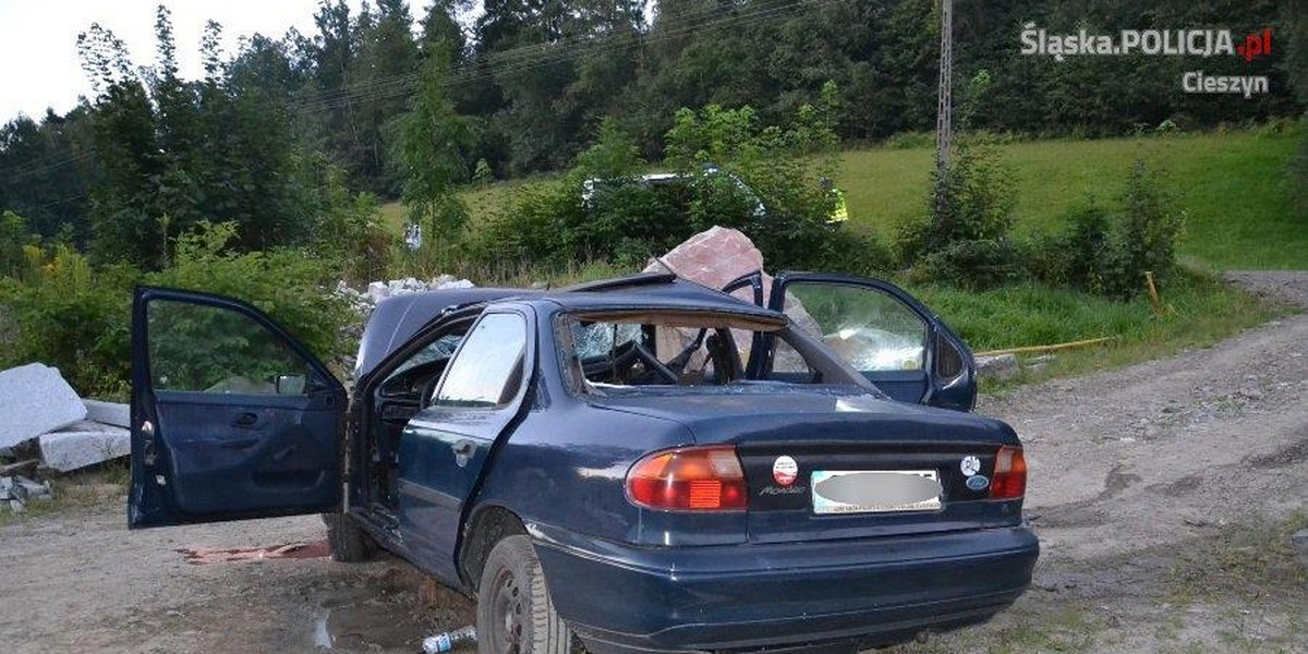 20-latek zakończył ucieczkę na przydrożnym głazie.