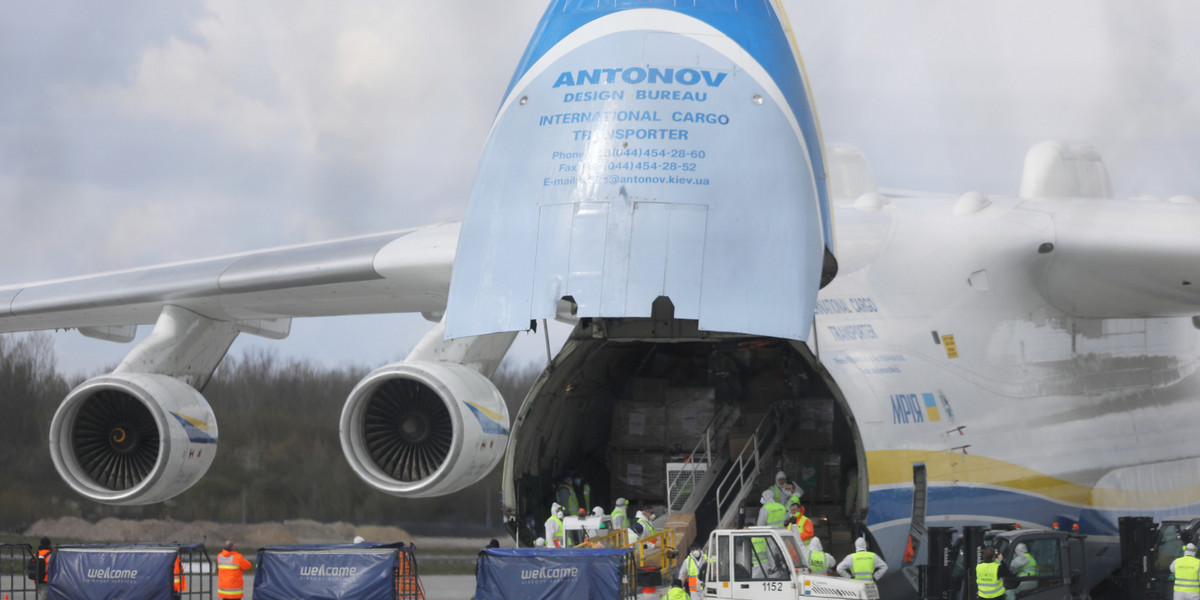 Antonow An-225 Mrija dopiero trzeci raz w ciągu niespełna 20 lat wylądował w Polsce. We wtorek 14 kwietnia pojawił się na Lotnisku Chopina w Warszawie z transportem z Chin. 