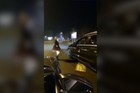 (VIDEO)"NIŠTA ŠTO 2.000 NE MOGU DA REŠE" Izašla iz auta, zaigrala kolo na sred novobeogradskog kružnog toka, a tek da vidite šta je KRILA U GEPEKU