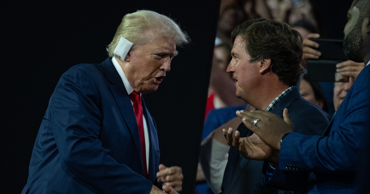 Tucker Carlson szerint, ha Donald Trump „apuci” hazaér a Fehér Házba, nagyon elfenekeli Kamala Harrist