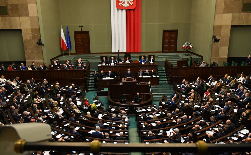 Posłowie na sali obrad w Sejmu w Warszawie