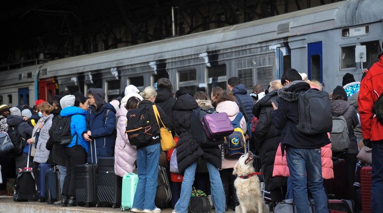 Vonatra várnak emberek a nyugat-ukrajnai Lviv legnagyobb pályaudvarán, hogy elhagyják az országot az Ukrajnát ért orosz támadás miatt 2022. február 26-én. Vlagyimir Putyin orosz elnök február 24-én rendelte el katonai művelet végrehajtását a Donyec-medencében, leszögezve, hogy Oroszország tervei között nem szerepel Ukrajna megszállása, ugyanakkor törekedni fog az ország demilitarizálására. Az orosz erők mindazonáltal Ukrajna más térségei, így a főváros ellen is hadműveletet folytatnak, és támadást indítottak a Moszkva-barát szakadárok is az általuk ellenőrzött kelet-ukrajnai területeken. Az ukrán vezetés hadiállapotot vezetett be. A felek halálos áldozatokról és sebesültekről is beszámoltak. A nemzetközi közösség sorra jelent be büntetőintézkedéseket Moszkva ellen.MTI/EPA/Mykola Tys